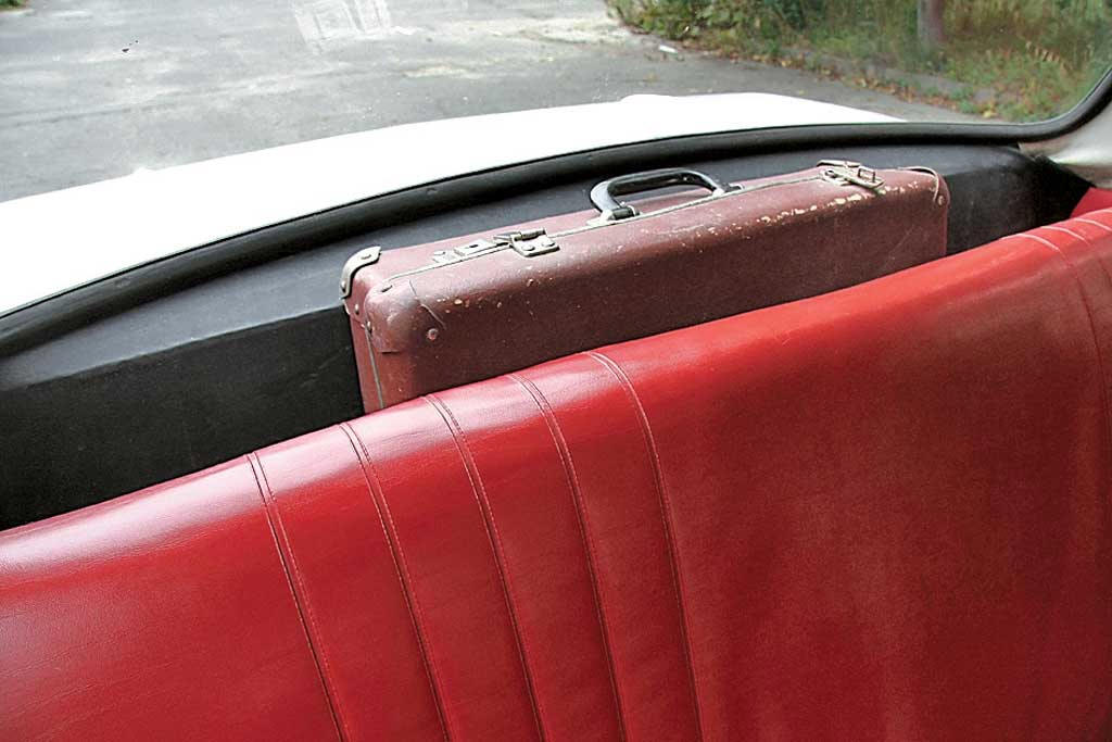 За задним сиденьем ЗАЗ-966 имелся маленький дополнительный багажник