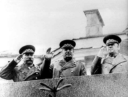 Сталин с окружении Буденного и Жукова на параде