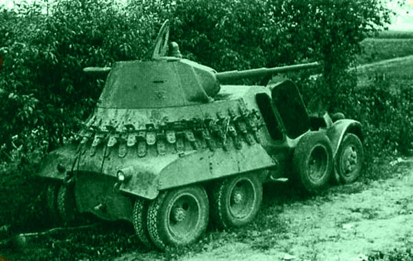 БА-11 в засаде. По огневой мощи бронеавтомобиль не уступал танку.