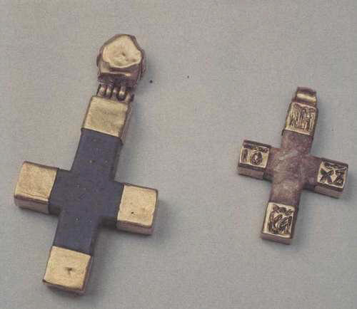 Кресты-тельники в оправе из золотых пластин XIII век