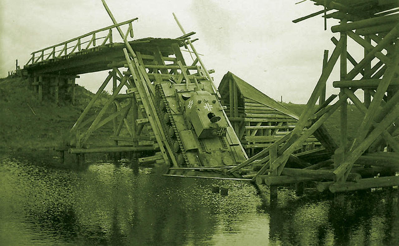 Разрушь мост 2. Взорванный мост 1942. Переправа техники через реку в годы войны 1941-1945. Мост через реку 1941.